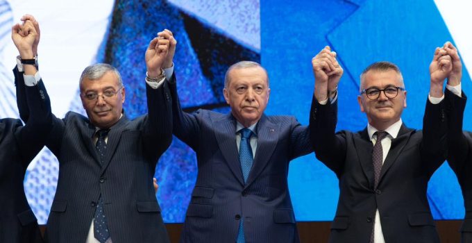 Konya’da iki belediye başkanı daha AK Parti’ye katıldı.