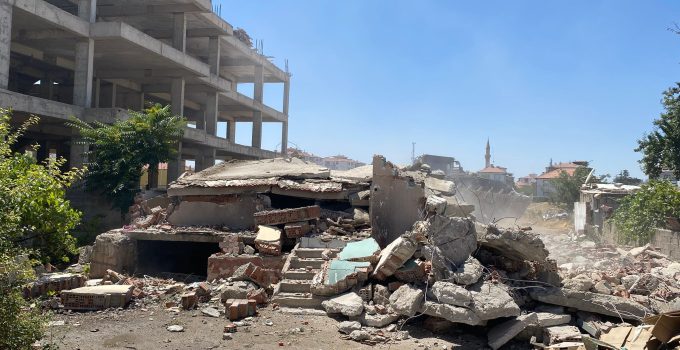Ereğli Belediyesi’nden Metruk Bina Yıkım Çalışması