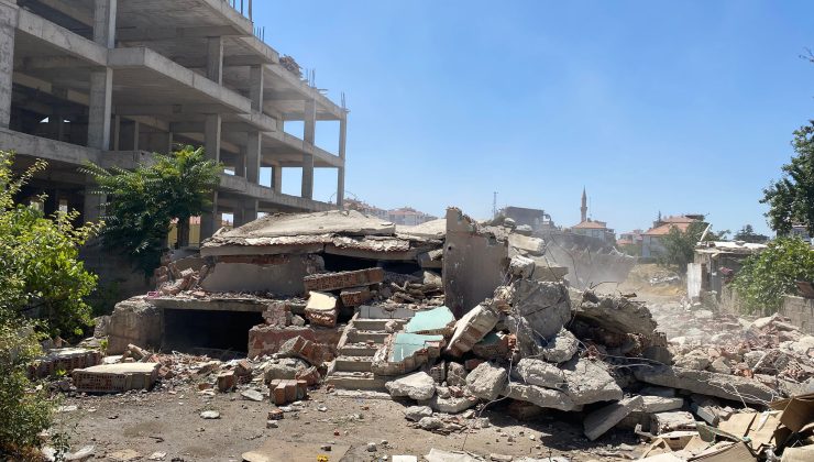 Ereğli Belediyesi’nden Metruk Bina Yıkım Çalışması