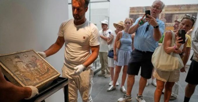 80 yıllık sır çözüldü: Çalınan mozaik, yurduna döndü