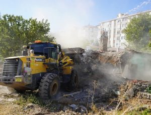 Ereğli Belediyesi Metruk Binalar Tek Tek Temizliyor