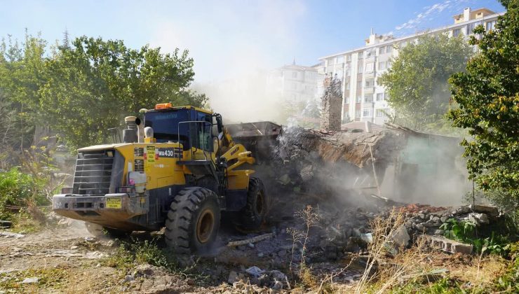 Ereğli Belediyesi Metruk Binalar Tek Tek Temizliyor
