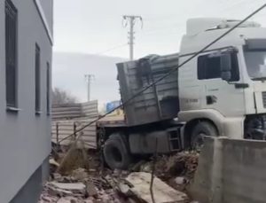 Ereğli’de TIR Eve Çarparak Durabildi
