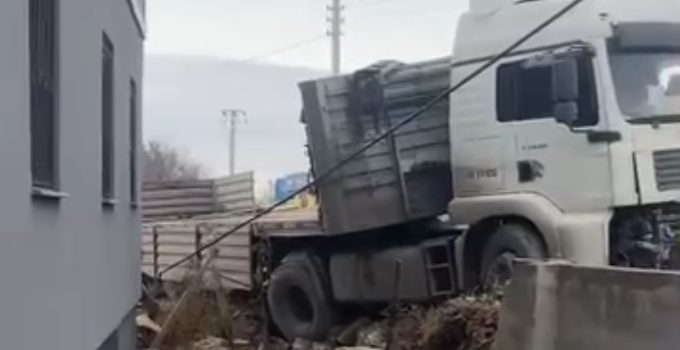 Ereğli’de TIR Eve Çarparak Durabildi