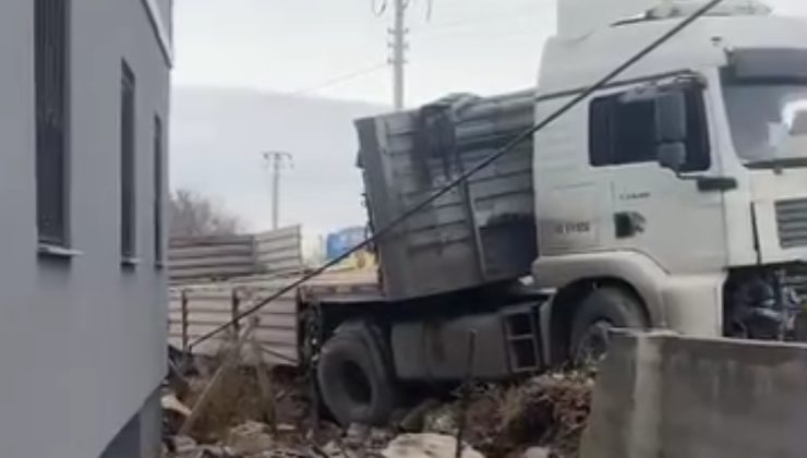 Ereğli’de TIR Eve Çarparak Durabildi