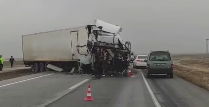 Karapınar’da Tırlar Çarpıştı, 1 kişi yaralandı