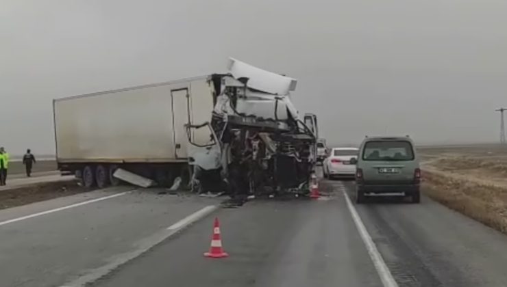 Karapınar’da Tırlar Çarpıştı, 1 kişi yaralandı