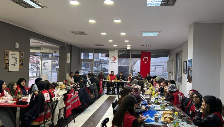Kızılay Kadın Gönüllülerinden “Anne Eli” İftarı