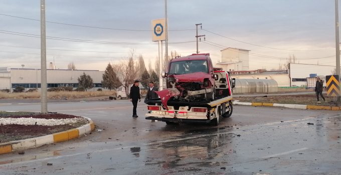 Ereğli’de TIR ile Hafif Ticari Araç Çarpıştı; 1 Kişi Yaralandı