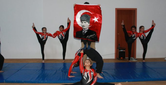 Halkapınar’da “Bayrak Sevgisi ve Spor” temalı Cimnastik gösterisi yapıldı