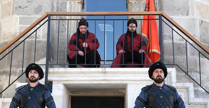 Selçuklu Sultanlarının Türbesinde Jandarma Personeli “Saygı Nöbeti” Tutuyor