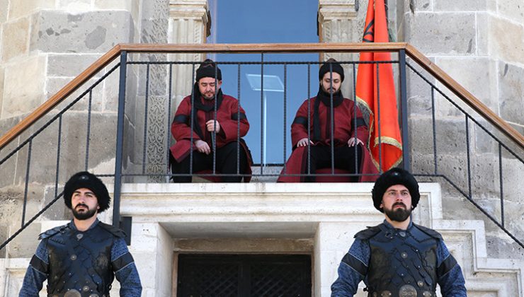 Selçuklu Sultanlarının Türbesinde Jandarma Personeli “Saygı Nöbeti” Tutuyor